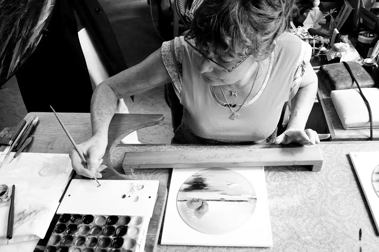 Kunstmalerin beim Gestalten einer Kachel