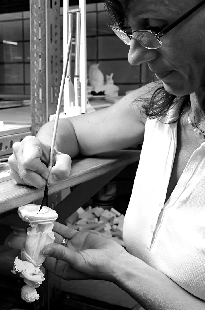 Kunstmalerin bringt Schwerter auf